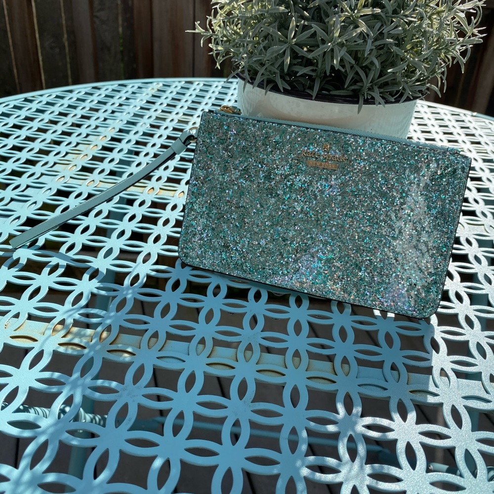 ✨ Super cute Kate Spade Wristlet ✨